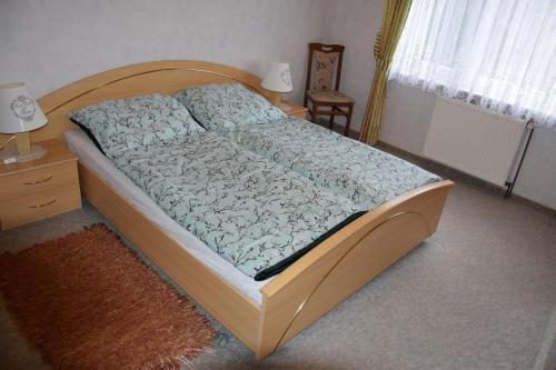 ein Bett mit einem Holzrahmen in einem Schlafzimmer in der Unterkunft Ferienwohnung Klatto in Südbrookmerland