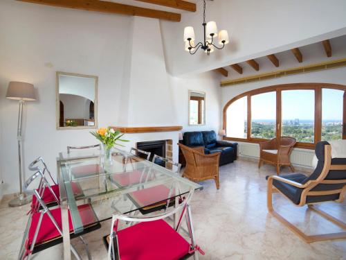 Una sala de estar con una mesa de cristal y sillas. en Holiday Home Yona by Interhome, en Empedrola
