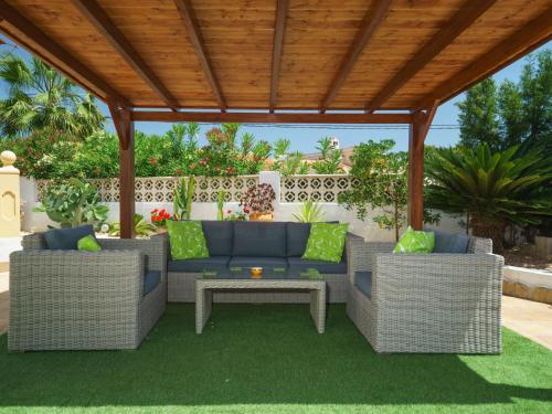 d'une terrasse avec deux canapés et une table. dans l'établissement Holiday Home Villa Paradise by Interhome, à Moraira