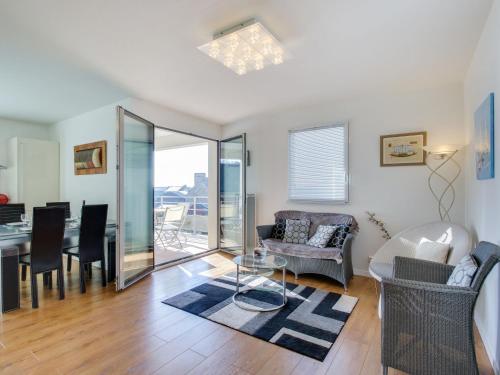 uma sala de estar com uma mesa e um sofá em Apartment Clos Schuman by Interhome em Saint Malo