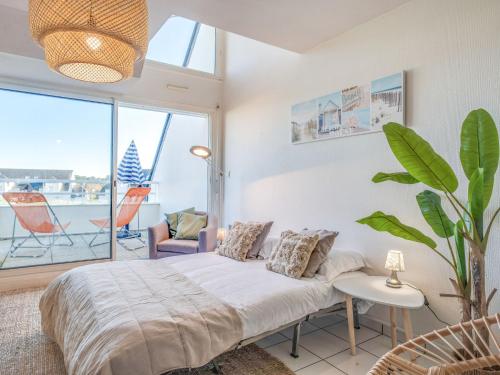 une chambre avec un lit et une grande fenêtre dans l'établissement Apartment Domaine des Tadornes by Interhome, à Carnac