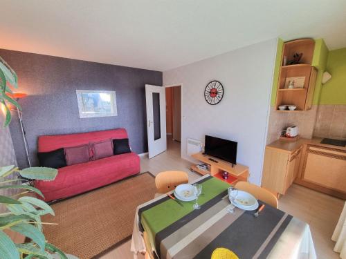 ein Wohnzimmer mit einem Sofa und einem Tisch in der Unterkunft Apartment Les Jardins de la Malouine by Interhome in Dinard