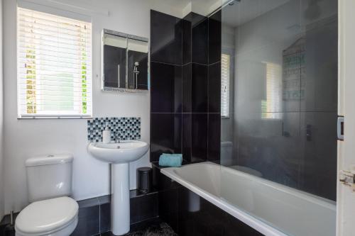 Ένα μπάνιο στο 55 Incline Way - Saundersfoot Coastal Retreat with Patio & Parking
