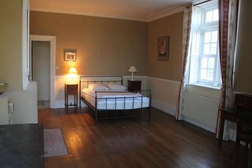 1 dormitorio con cama, mesa y ventana en Manoir de la Dune, en Quend