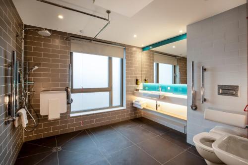 Holiday Inn Express Cambridge West - Cambourne, an IHG Hotel tesisinde bir banyo