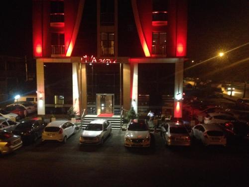 un estacionamiento con autos estacionados frente a una gasolinera en My Liva Hotel, en Kayseri