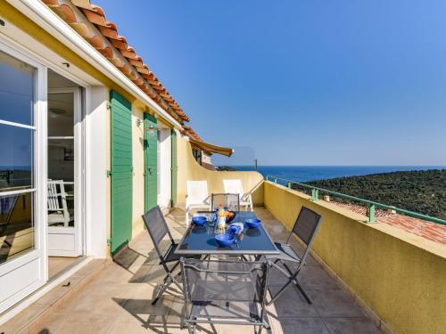 un tavolo e sedie su un balcone con vista sull'oceano di Holiday Home Le Belvédère by Interhome a Cavalaire-sur-Mer