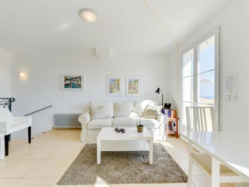 un salon blanc avec un canapé blanc et une table dans l'établissement Holiday Home Le Belvédère by Interhome, à Cavalaire-sur-Mer