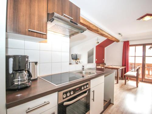 una cucina con lavandino e piano cottura di Apartment Gamsblick by Interhome a Sölden