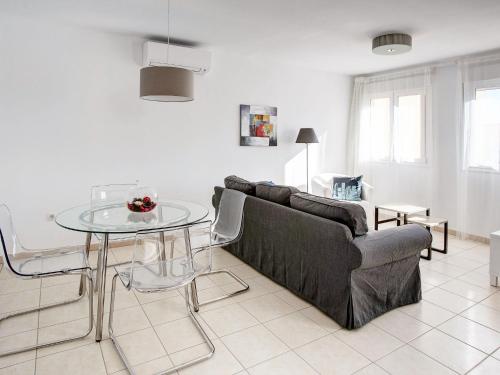ein Wohnzimmer mit einem Sofa und einem Glastisch in der Unterkunft Apartment Pueblo del Cid-2 by Interhome in Molinell
