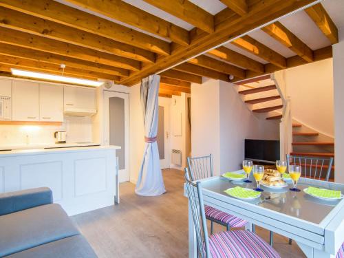 Η κουζίνα ή μικρή κουζίνα στο Apartment Les Reflets de Carnac-1 by Interhome
