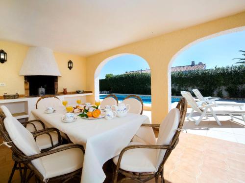 Restoran või mõni muu söögikoht majutusasutuses Villa Villa Colibri by Interhome