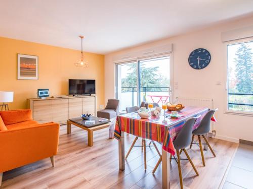 un salon avec une table, des chaises et un canapé dans l'établissement Apartment Stella Marine-1 by Interhome, à Carnac