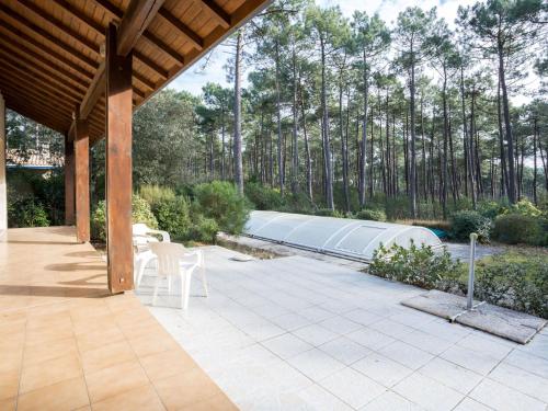 - une terrasse avec un pavillon doté d'une table et de chaises dans l'établissement Holiday Home Orée des Greens by Interhome, à Le Moutchic