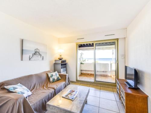 - un salon avec un canapé et une télévision dans l'établissement Apartment Arius by Interhome, à Cavalaire-sur-Mer