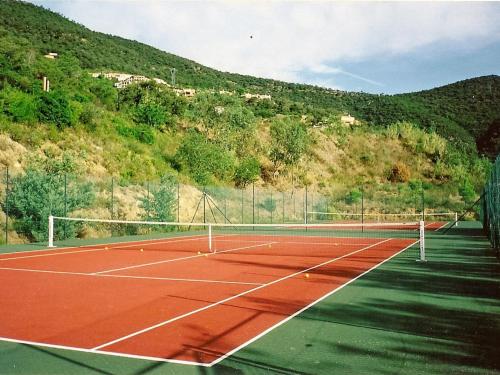 キャヴァレール・シュル・メールにあるApartment Les Sauvagières II-5 by Interhomeの山を背景にしたテニスコート
