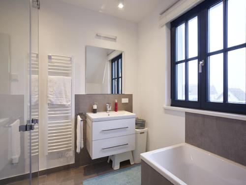 Ένα μπάνιο στο Reetland am Meer - Superior Reetdachvilla mit 2 Schlafzimmern F02