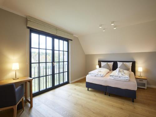 Postel nebo postele na pokoji v ubytování Reetland am Meer - Superior Reetdachvilla mit 2 Schlafzimmern F01