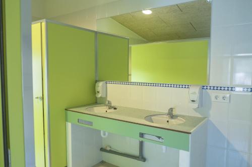La salle de bains est pourvue de 2 lavabos et d'un miroir. dans l'établissement La Rectoria d'Albanyà, à Albanya