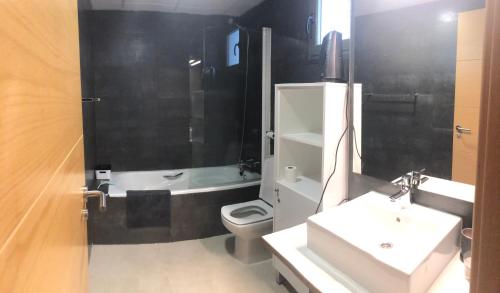 聖胡安德洛斯特洛斯的住宿－Mundo de sol golf et plage，浴室配有白色卫生间和盥洗盆。