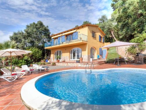 una villa con piscina frente a una casa en Holiday Home La Teulada by Interhome, en Santa Cristina d'Aro
