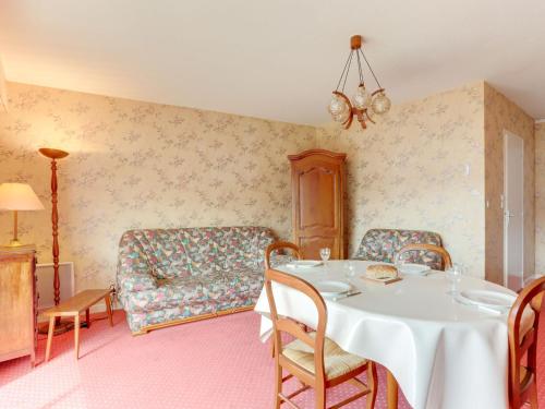 サン・マロにあるApartment l'Etang by Interhomeのテーブル、椅子、ソファが備わる客室です。