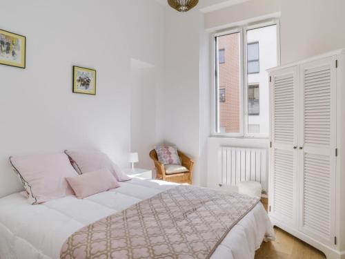 une chambre blanche avec un lit et une fenêtre dans l'établissement Apartment Villa Terre neuve by Interhome, à Saint-Malo