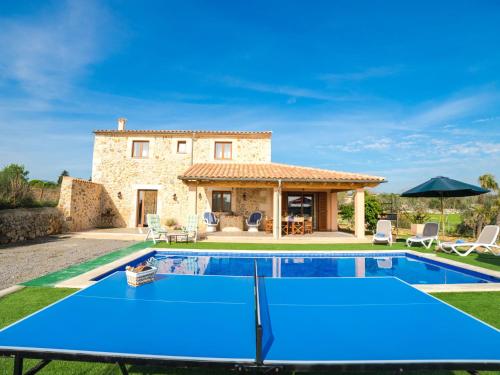 uma imagem de uma villa com piscina em Holiday Home Can Blancos by Interhome em Inca