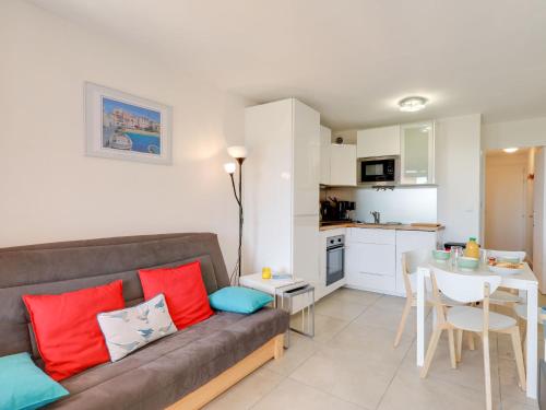 un salon avec un canapé et une table et une cuisine dans l'établissement Apartment Les Coteaux de la Nartelle-25 by Interhome, à Sainte-Maxime