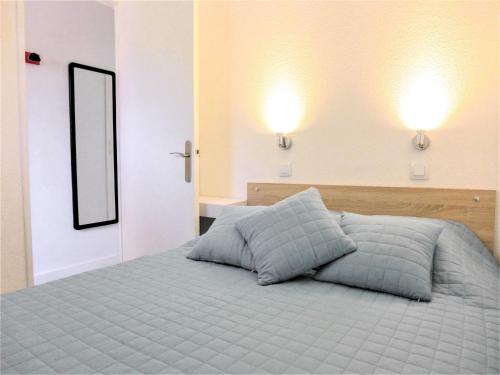 - une chambre avec un lit et deux lumières sur le mur dans l'établissement Apartment Les Coteaux de la Nartelle-25 by Interhome, à Sainte-Maxime