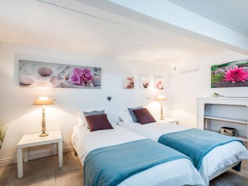 two beds in a room with two lamps at Apartment L'Abeille d'Or by Interhome in Carnac