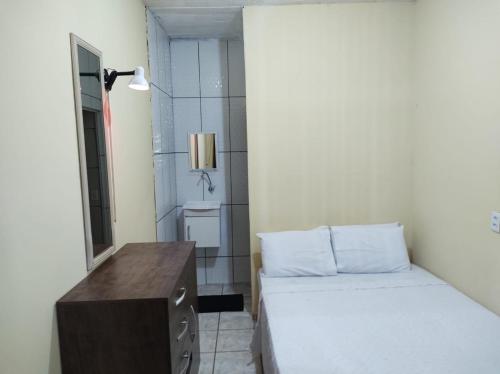 Un pat sau paturi într-o cameră la Suitezinha Verolme - Angra dos Reis - RJ
