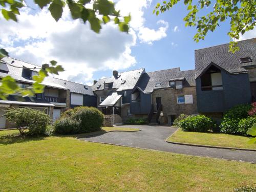 une maison avec une allée devant dans l'établissement Studio Maison Port En Dro-4 by Interhome, à Carnac