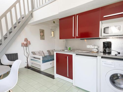 - une cuisine avec lave-linge et sèche-linge dans la chambre dans l'établissement Studio Maison Port En Dro-4 by Interhome, à Carnac