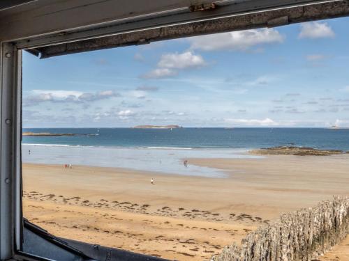 - une vue sur la plage depuis la fenêtre dans l'établissement Apartment La Bellevue by Interhome, à Saint-Malo