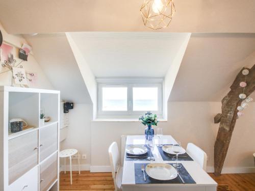 une salle à manger avec une table blanche et une fenêtre dans l'établissement Apartment La Bellevue by Interhome, à Saint-Malo