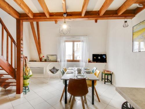 une salle à manger avec une table et des chaises dans l'établissement Apartment Emeuraude by Interhome, à Saint-Malo