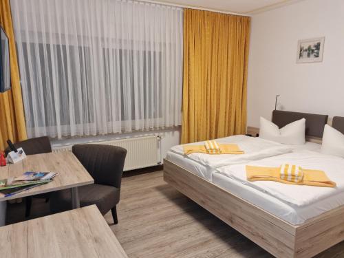 Landgasthof Sonneneck tesisinde bir odada yatak veya yataklar