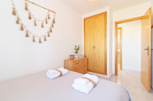 Cama ou camas em um quarto em Global Properties, Bonito apartamento en la playa de Corinto, Sagunto