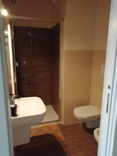 La salle de bains est pourvue d'un lavabo et de toilettes. dans l'établissement Little Family, à Salò