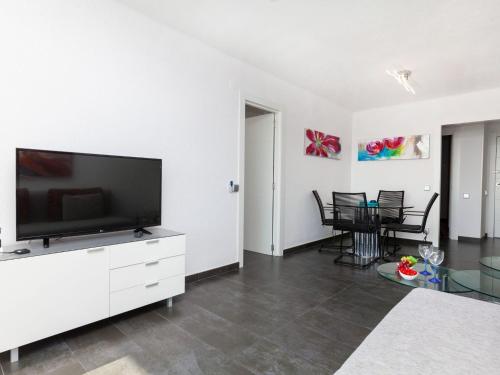 sala de estar con TV de pantalla plana y mesa en Apartment Meridiano by Interhome, en Miami Platja