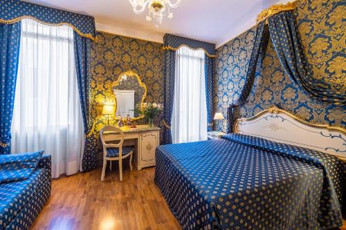 um quarto azul com uma cama e uma secretária em Al Gazzettino em Veneza