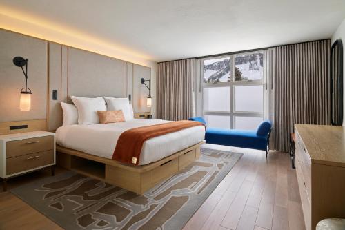 En eller flere senge i et værelse på Limelight Hotel Aspen
