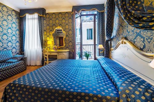 ein blaues Schlafzimmer mit einem großen Bett und einem Fenster in der Unterkunft Al Gazzettino in Venedig