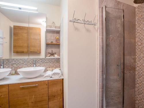 une salle de bain avec deux lavabos et une douche dans l'établissement Apartment Le Parc des Druides-2 by Interhome, à Carnac