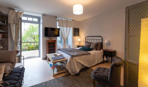 une chambre avec un lit, une télévision et un canapé dans l'établissement chambre d hôte 