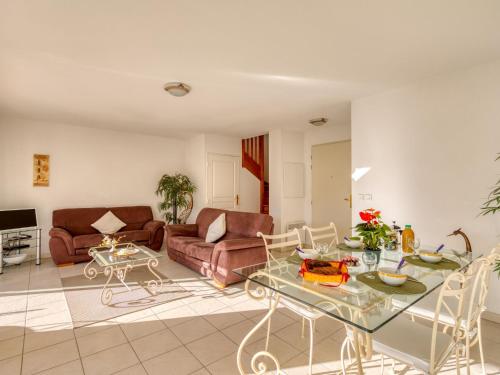 un salon avec un canapé et une table dans l'établissement Holiday Home Maxime Park-11 by Interhome, à Sainte-Maxime
