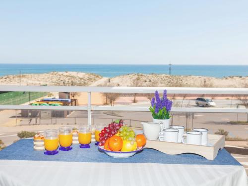 una mesa con fruta y bebidas en la parte superior de una playa en Apartment Port Pals A I by Interhome, en Pals