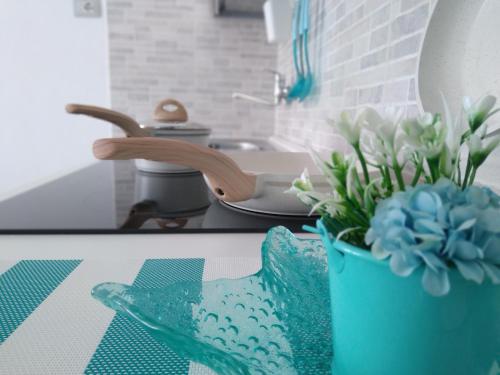 un bagno con lavandino e una pianta in vaso su un bancone di Casa vacanze Oasis Home PortoPino a Porto Pino