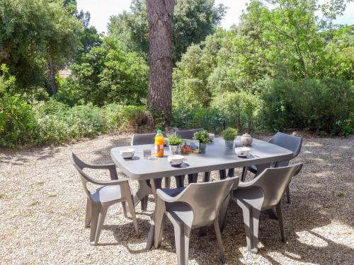 - une table blanche avec des chaises et des boissons dans l'établissement Apartment Résidence Le Clos des Lavandes by Interhome, à La Croix-Valmer